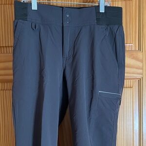 Women’s Duluth Trading snow pant size 6/33 in grey.
